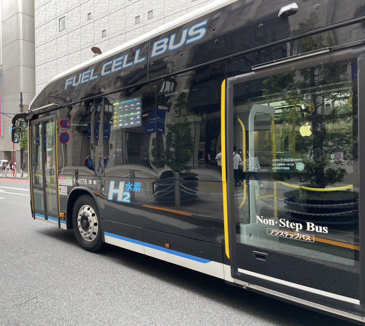 ngs_aco's tweet image. かっちょいいバスが走ってるなと思ったら水素で走るバスだったよ！『燃料電池バス』“究極のエコカー”とも言われているらしい。どんな乗り心地なのかな〜。
長崎の街を走る日も近い？昔ながらのバスも好きだけどね。

ナンバー、178だったら…(´.-`)💕

#FuelCellbus
#FCバス
#都営バス