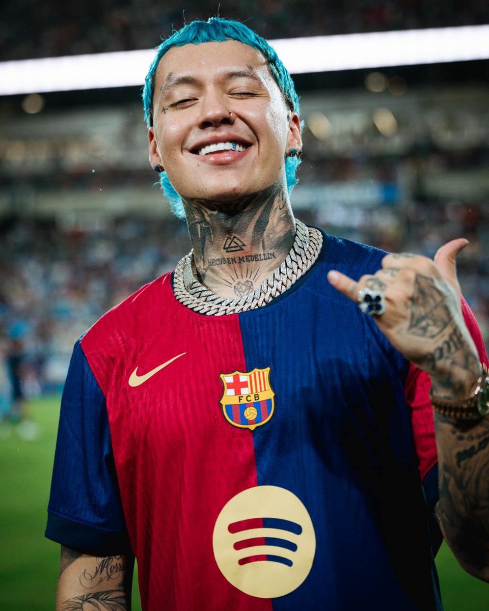 FCBarcelona_es's tweet photo. Qué bien te sienta esta camiseta, @BlessdOficial  😏

🤙 @Spotify https://t.co/UqtXJUXic6