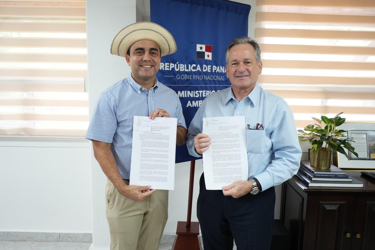 Hoy el Ministro de Ambiente <a href="/juancanavarro/">Juan Carlos Navarro</a> y Tomás Fernández, director de Áreas Protegidas y Biodiversidad, recibieron a Amado Franco alcalde de Guararé, para escuchar sus propuestas hidrológicas para el río La Villa y el río Guararé.