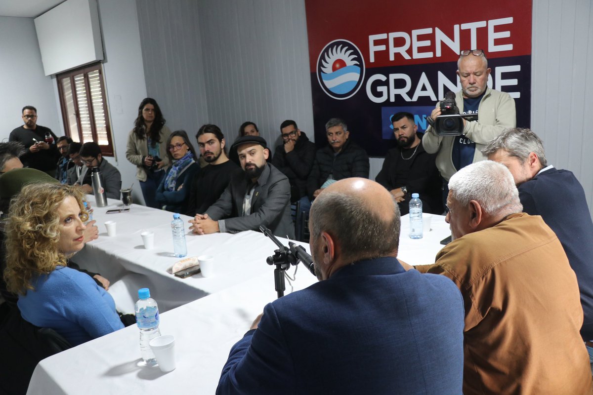 MarioSeccoOK's tweet photo. 🇦🇷SAN JUAN: ENCUENTRO CON ORGANIZACIONES Y PARTIDOS

🔴🔵Respetando el espíritu frentista de nuestro espacio, participamos de un encuentro con diversas organizaciones políticas en la nueva sede del Frente Grande San Juan junto a @MatiasLammens y el anfitrión @QuirogaDip .

🤜🏼🤛🏽Con la fuerza de la unidad y la organización, vamos a defender la Patria en cada rincón del país, no estamos dispuestos a entregar nuestra soberanía.