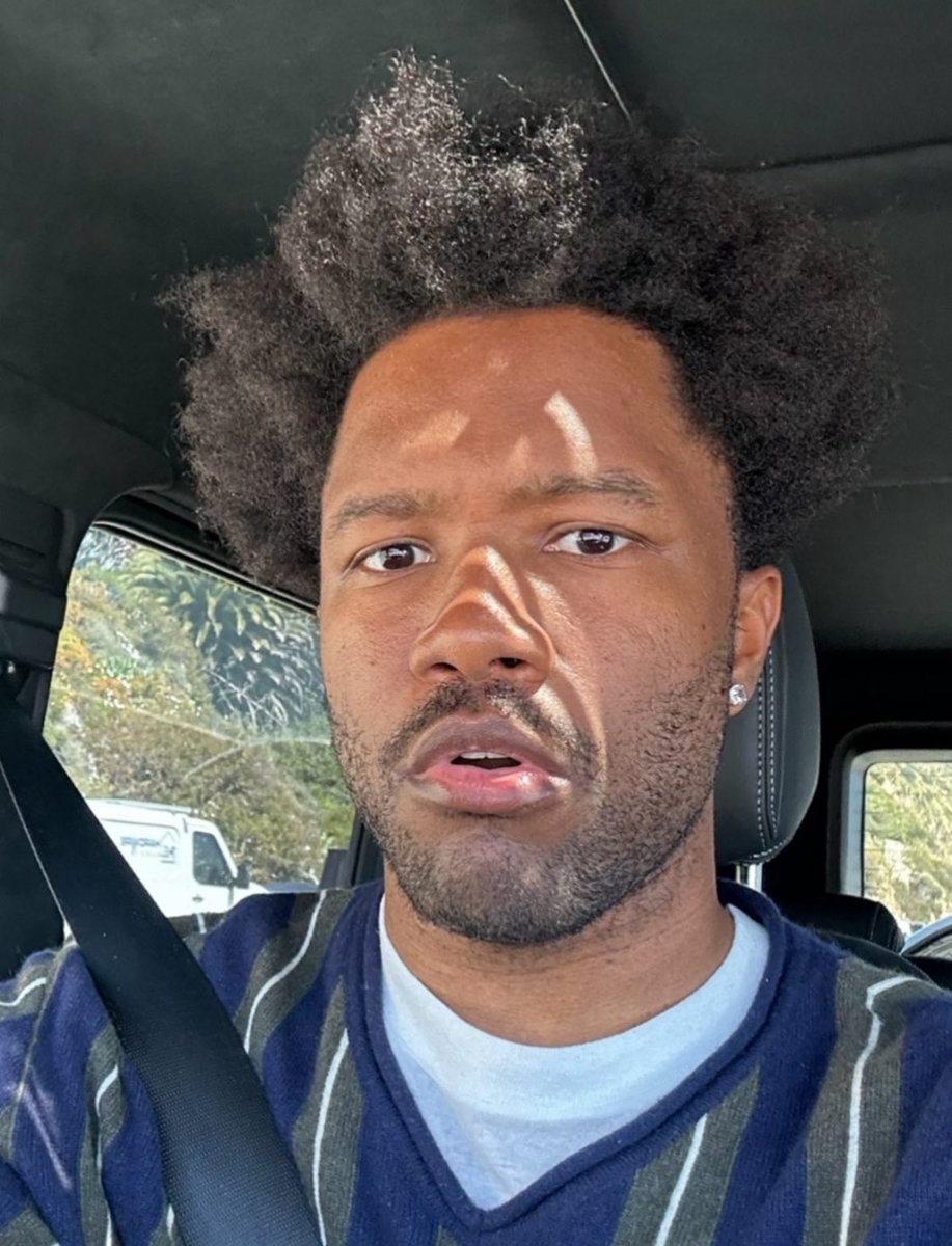 Frank Ocean shares a selfie on Instagram!