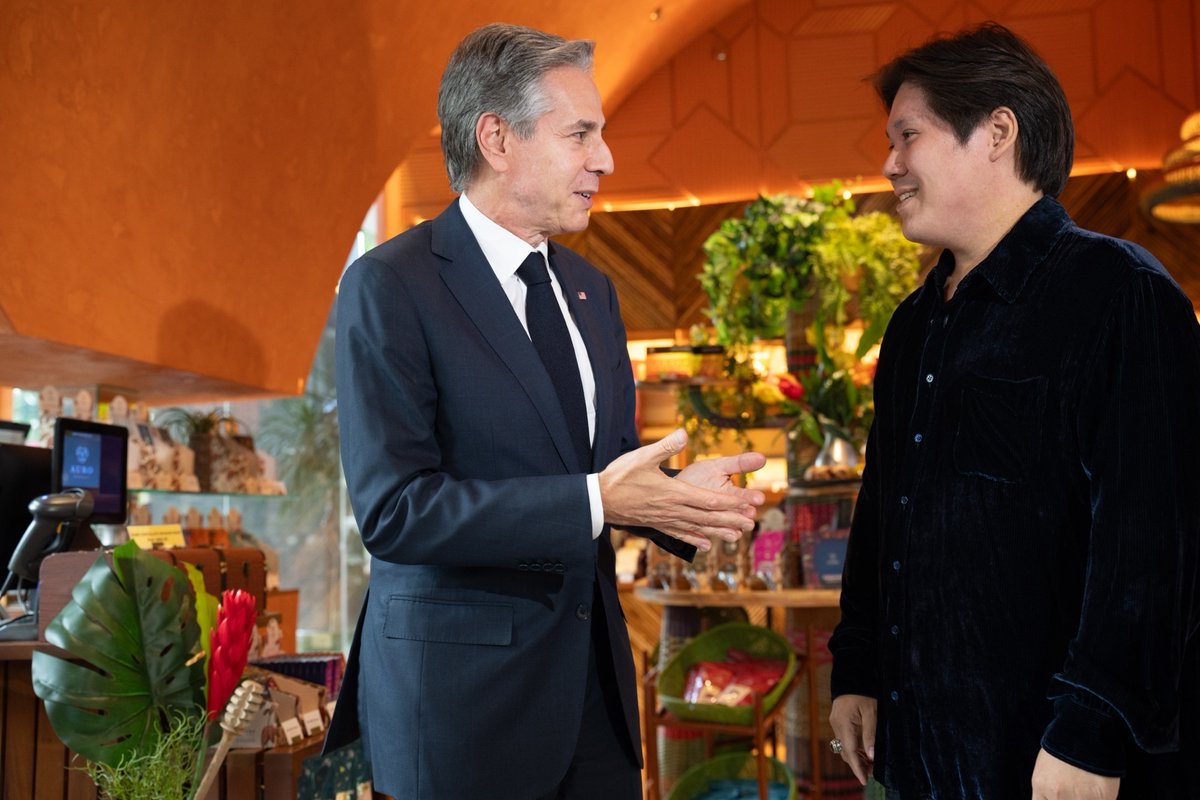 SecBlinken's tweet photo. At the end of my visit to Manila, I got the chance to stop by @AuroChocolate Cafe and talk with owner Mark Ocampo. We talked about their work to uplift local farmers, and I of course got to try some of their delicious chocolate. https://t.co/BvlIuSDrJd
