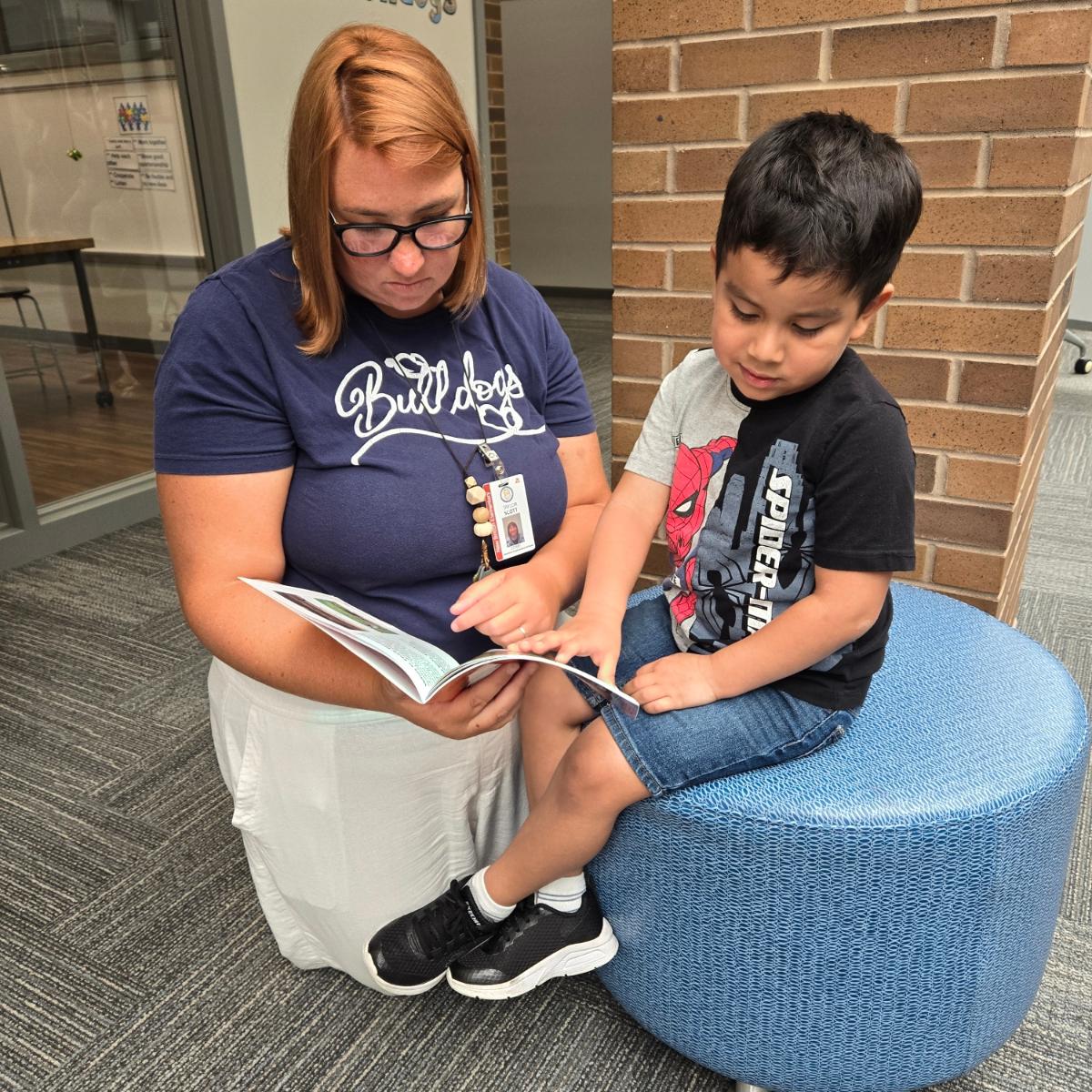 MrsBeiswanger's tweet image. What a night!  Library cards given+immunization appointments made + Skyward and Parent Square Completed + pizza = ENL Meet and Greet success!  Thank you for teachers and our community to help this night! #Bulldogproud
@NBEbulldogs @FishersHealth  @FishersFireDept @HamiltonEastPL