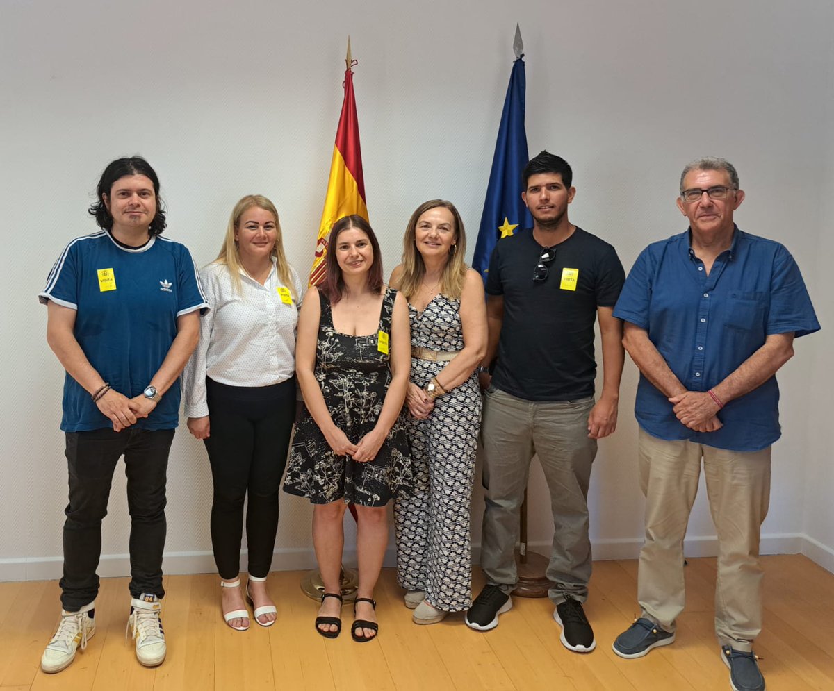 Hoy ha sido un dia largo y junto a la presidenta del <a href="/CGCEE_VIII/">Consejo General Ciudadanía Española en el Exterior</a> nos hemos reunido con <a href="/PiliCancela/">Pilar Cancela/❤️</a>, Sec de Estado de Migraciones y Elena Bernardo, Dir Gral de Ciudadanía Española en el Exterior y Políticas de Retorno. He conocido en persona a <a href="/RoxG_Stella/">R🖤X 'GS</a> y <a href="/Alfredo87625724/">Alfredo Moreno</a> 1/4