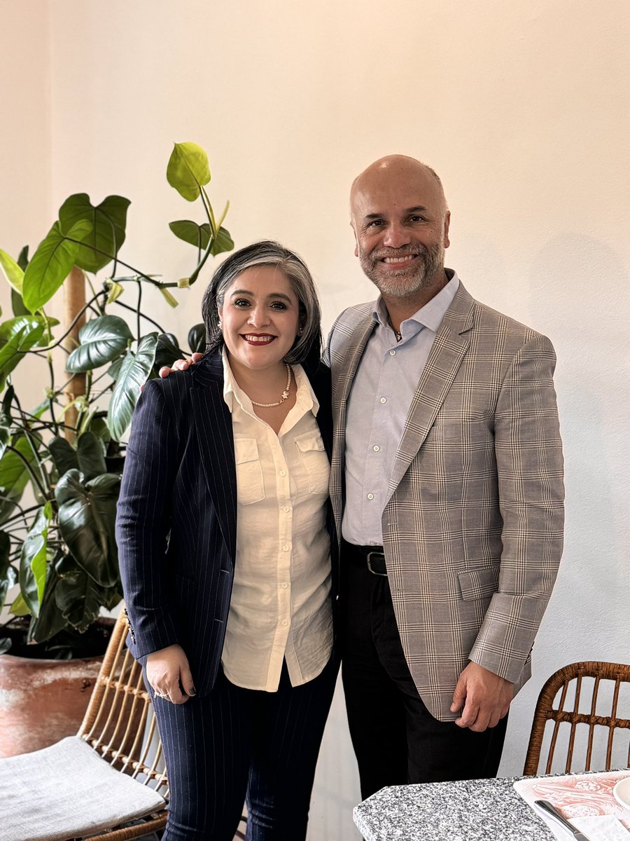 BernardoDeLMC's tweet photo. Muy amena y agradable conversación con nuestra buena amiga @SandraVivanco13, quien es titular de la Defensoría Pública de Participación Ciudadana y Procesos Democráticos del @TECDMX.

Muchos temas que platicar: reforma judicial, CdMx, Michoacán (ella es originaria de ese bello estado), amigas y amigos en común y más.

No alcanzó el tiempo para todo, pero continuaremos pronto!

@Claudiashein @m_ebrard @SNietoCastillo @leonelgodoy @FabiolaAlanis_S