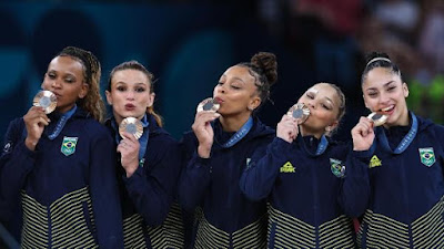 Ginástica de bronze emociona dia olímpico e faz Brasil sonhar com mais:  Rebeca Andrade, Jade Barbosa, Flávia Saraiva, Lorrane Oliveira e Júlia Soares. O Brasil se emocionou com elas nesta terça-feira, diante da conquista do bronze por equipes na… dlvr.it/TBHQFm