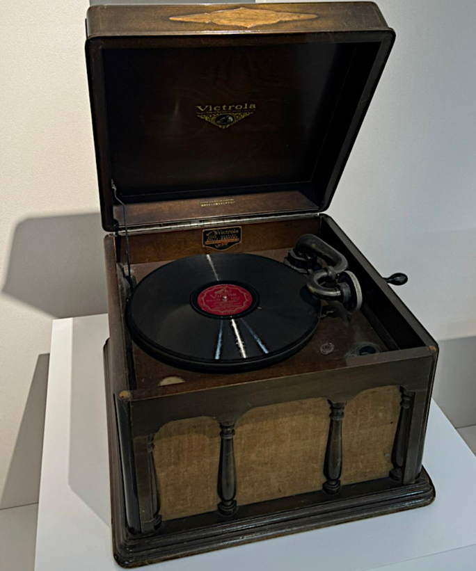 今日は #蓄音機の日 📯 1877年のこの日、 #トーマスエジソン が蓄音機