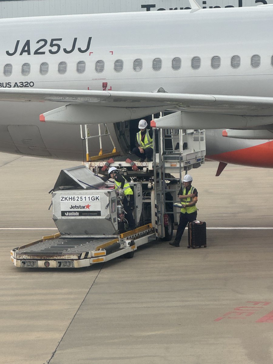 FlySoick's tweet image. 最後まで搭乗口に現れなかった乗客のbaggageを降ろす作業。

必ず、搭乗口には時間内に向かいましょう。