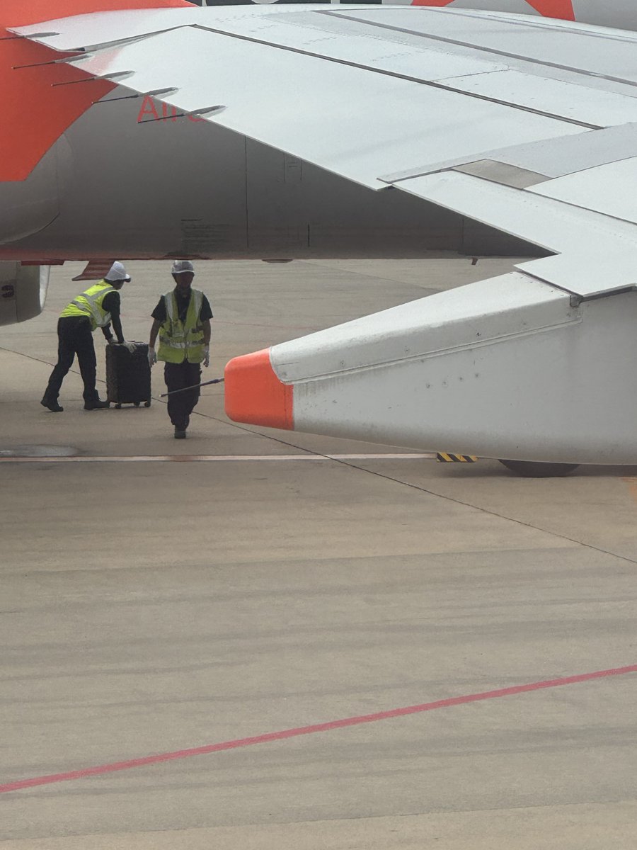 FlySoick's tweet image. 最後まで搭乗口に現れなかった乗客のbaggageを降ろす作業。

必ず、搭乗口には時間内に向かいましょう。