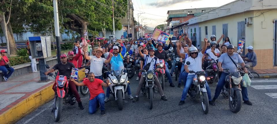 Movimiento Revolucionario TUPAMARO Vzla. (@tupamaromrt_) on Twitter photo En el Estado <a href="/MirandaMrt2/">Tupamaro Miranda</a>, nuestro camarada <a href="/DavidSojoMRT/">David Antonio Sojo Quintana</a>, Alcalde TUPAMARO del Municipio Andrés Bello, junto al pueblo se desplegaron en respaldo a nuestro Presidente <a href="/NicolasMaduro/">Nicolás Maduro</a> y en rechazo a la violencia.
¡No volverán! En el Estado <a href="/MirandaMrt2/">Tupamaro Miranda</a>, nuestro camarada <a href="/DavidSojoMRT/">David Antonio Sojo Quintana</a>, Alcalde TUPAMARO del Municipio Andrés Bello, junto al pueblo se desplegaron en respaldo a nuestro Presidente <a href="/NicolasMaduro/">Nicolás Maduro</a> y en rechazo a la violencia.
¡No volverán!