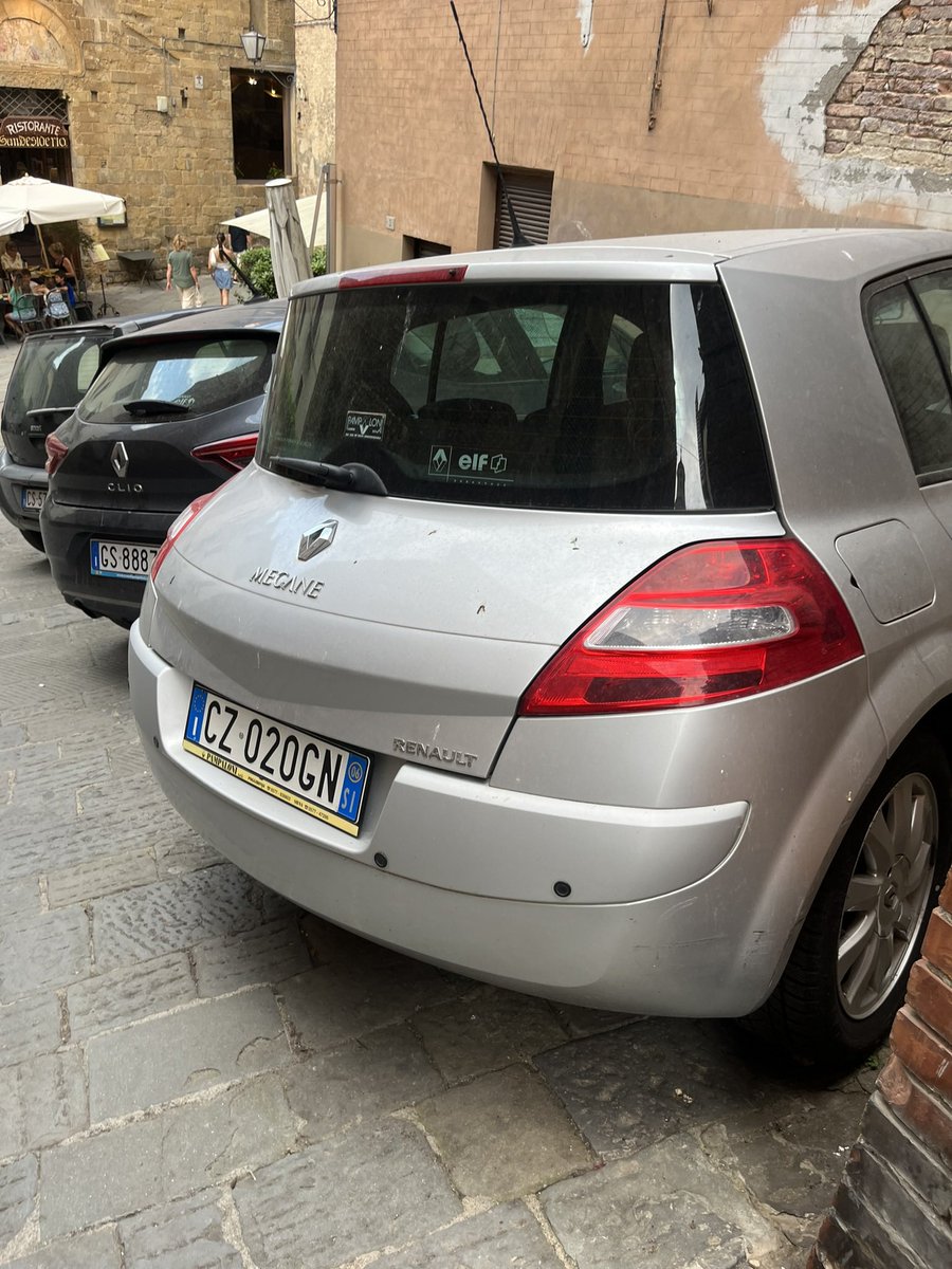 ChicagoSpotter's tweet photo. The Renault Megane II hatchback has such a unique profile with its near vertical rear window. Would it have sold well in the U.S.? Did it sell well in Europe?
#carsofitaly
#carspotter https://t.co/z6EikpXYGq