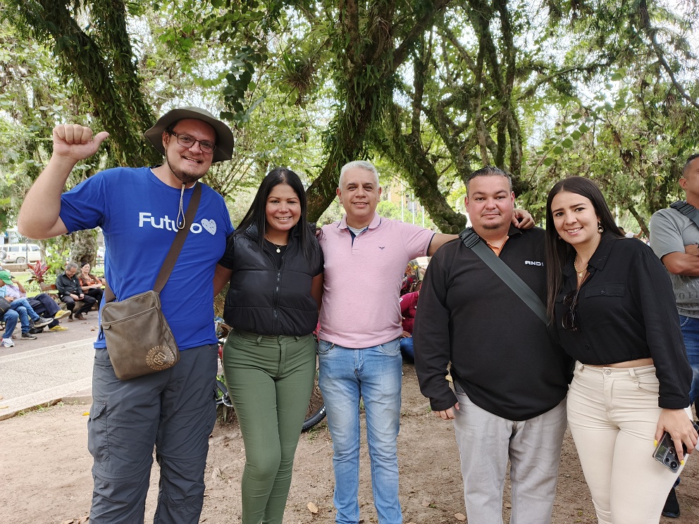 SocializaCIDA's tweet photo. Personal del @SocializaCIDA liderado por su pdte. Dr. Nomar Villa, se unió a la gran jornada por la paz y la patria, y en apoyo al pdte. @NicolasMaduro , frente al Palacio de Gobierno de #Merida , actividad encabezada por el gobernador @JEHYSONGUZMAN  

#GanoLaPazYLaEsperanza https://t.co/0J45oH5FbL