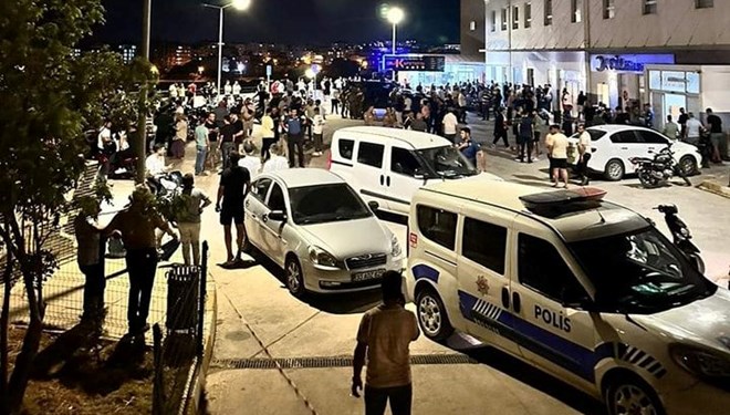 ntv's tweet photo. BARIŞ BULUŞMASINDA KAN AKTI
Husumetlilerine kurşun yağdırıp intihar etti: 3 ölü, 1 yaralı

https://t.co/VWAUoY6uQS

Foto: DHA https://t.co/JPIEvKL62i