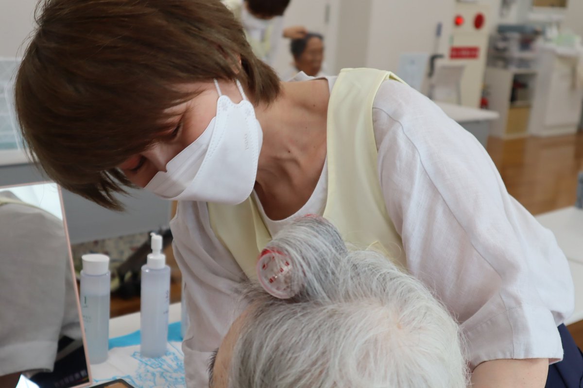 nara00243's tweet photo. 介護美容研究所4月生の私達は先日、基礎課程最後の現場実習　ケアメイクでした。あっという間に基礎課程が修了。自分の中に上手く落とし込めていない所ばかりだけど
まだまだ学び続けますよ〜〜🌝
ご高齢者様の笑顔は
私のご褒美！
最高のケアビューティストになるべく突き抜けます🌞 https://t.co/xJLOfX73Fy