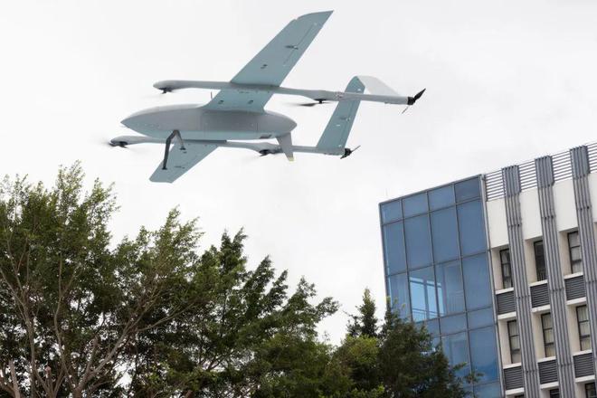 PDChina's tweet image. China's 1st #DroneDelivery route for island public logistics was launched Tue in south China's #GreaterBayArea after a parcel-carrying drone flew 37 km from Tangjiagang port to Guishan island in Zhuhai in 25 min, cutting delivery time by 80% compared to traditional logistics.