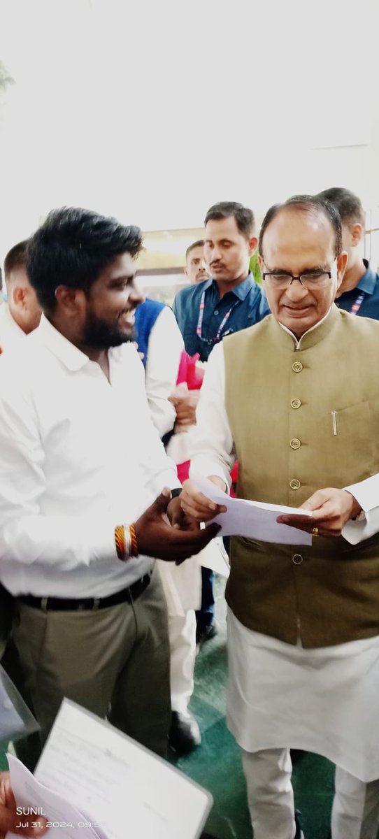 Sonugound43612's tweet image. आज माननीय शिवराज सिंह चौहान जी केंद्रीय मंत्री ग्रामीण विकास मंत्रालय एवं कृषि मंत्रालय जी  से दिल्ली मे  जानसेवा मित्रों की सेवा को बढ़ाया जाए उसके उपलक्ष में मुलाकात हुई और मामा जी ने ठोस आश्वासन दिया है आप चिंता मत करो जल्दी आपके पक्ष में फैसला आएगा @ChouhanShivraj