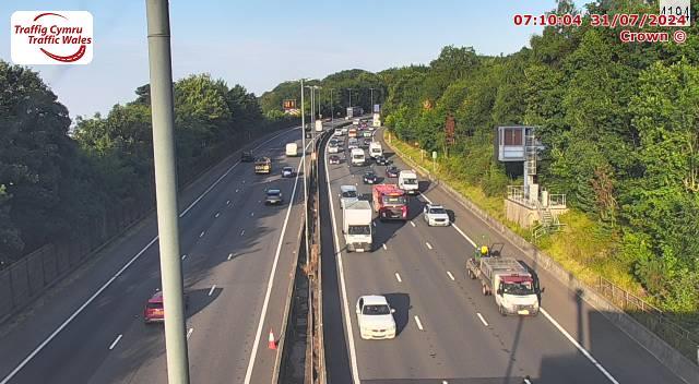 TrafficWalesS's tweet photo. 👋 Good morning!
⚠️ Traffic alerts:
↔️ Both directions on #A477 Upper Nash
⬇️ Southbound on #A470 from Taff's Well to #M4
➡️ Eastbound on #M4 near Prince of Wales Bridge
⏲️ Please allow extra travel time. Overall, conditions are good across the network. 😎 https://t.co/UNcwszVXLX