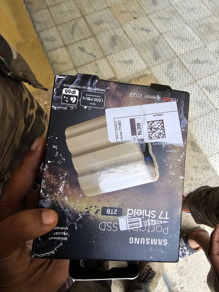 arvindrthy's tweet photo. @amazonIN I ordered a 1TB Samsung T7 SSD which was delivered on 22 July, followed by a 2TB SSD, delivered on 26th July. I unpacked the 2TB SSD box and to my surprise, THERE IS NO DRIVE INSIDE! Please look into my replacement request. Major trust issue now.
#amazon @SamsungIndia https://t.co/yLTeYMjq5P