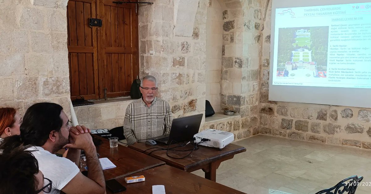 mustafa_artar's tweet photo. TÜBİTAK destekli "Tarihsel çevrelerde peyzaj tasarımı" eğitimi Mardin'de devam ediyor. 3. Günde Erhan Vecdi Küçükerbaş hocamızdan tasarım yaklaşımları konusunu dinliyoruz. 

#PemderAkademi #Tubitak2237Mardin #Mardin @pmdernek https://t.co/WNCZtkog8A