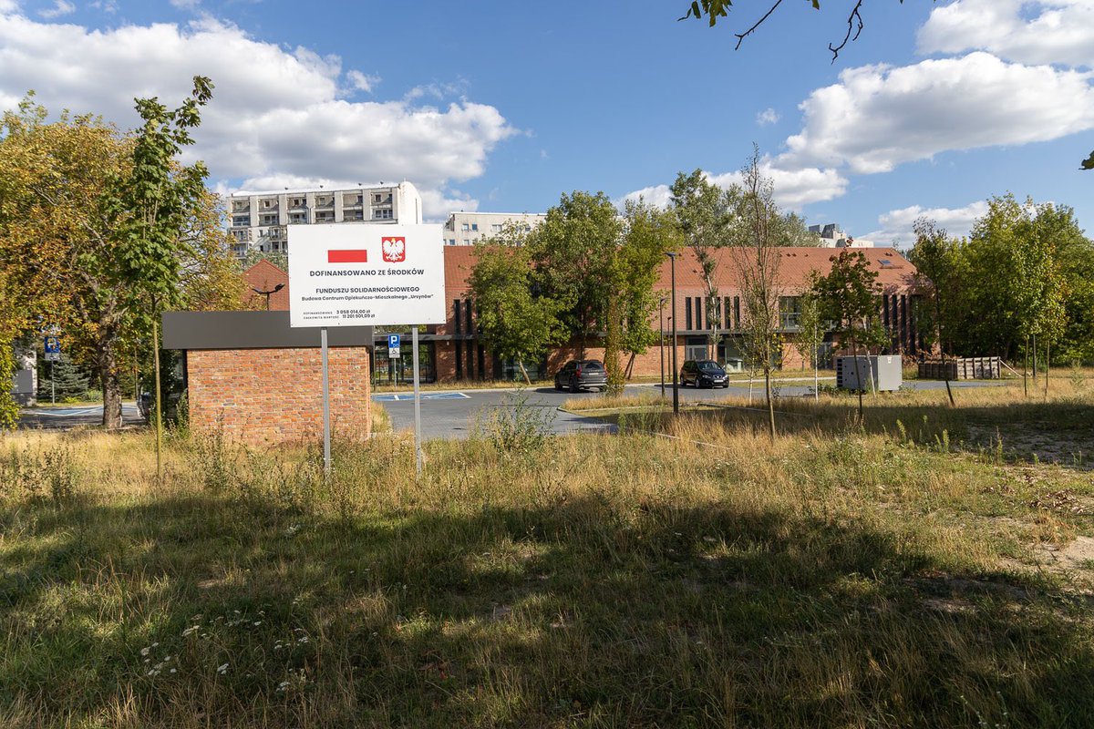 MiastoUrsynow's tweet photo. Ponad pół roku temu zakończyła się budowa nowoczesnego Centrum Opiekuńczo-Mieszkalnego na #Natolin. Ośrodek przy #Belgradzka wciąż stoi pusty, mimo że w połowie roku mieli być w nim już pacjenci…https://t.co/wH9bn17b0l https://t.co/L6BSvn2EB7