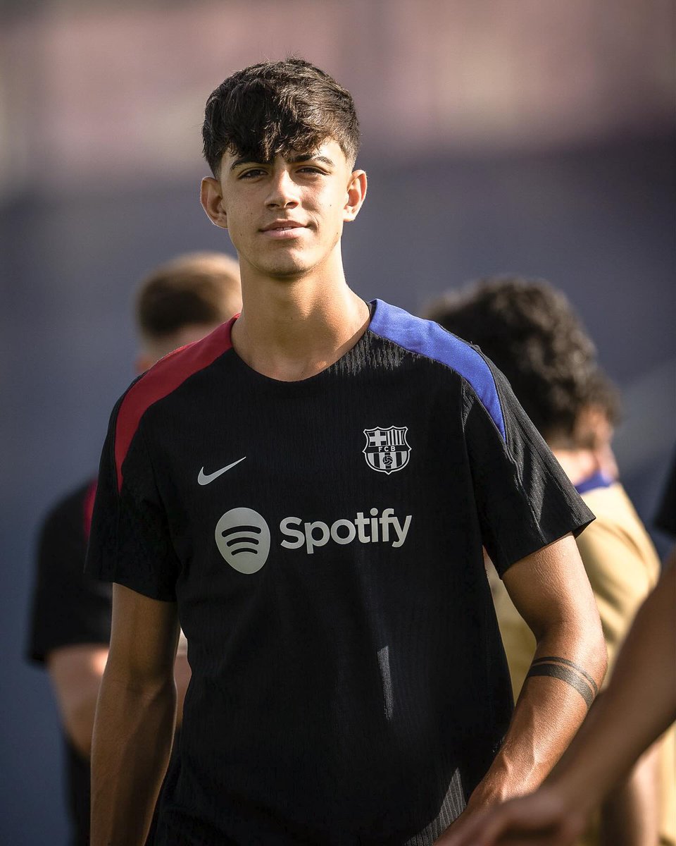 Muy buena carta de presentación primer equipo Barça de Marc Bernal, muy maduro.

Diría que de los chavalillos es el más "hecho" de manera inmediata, buenas sensaciones, a ver cómo continúa próximamente, 17 añitos cumplidos en mayo.