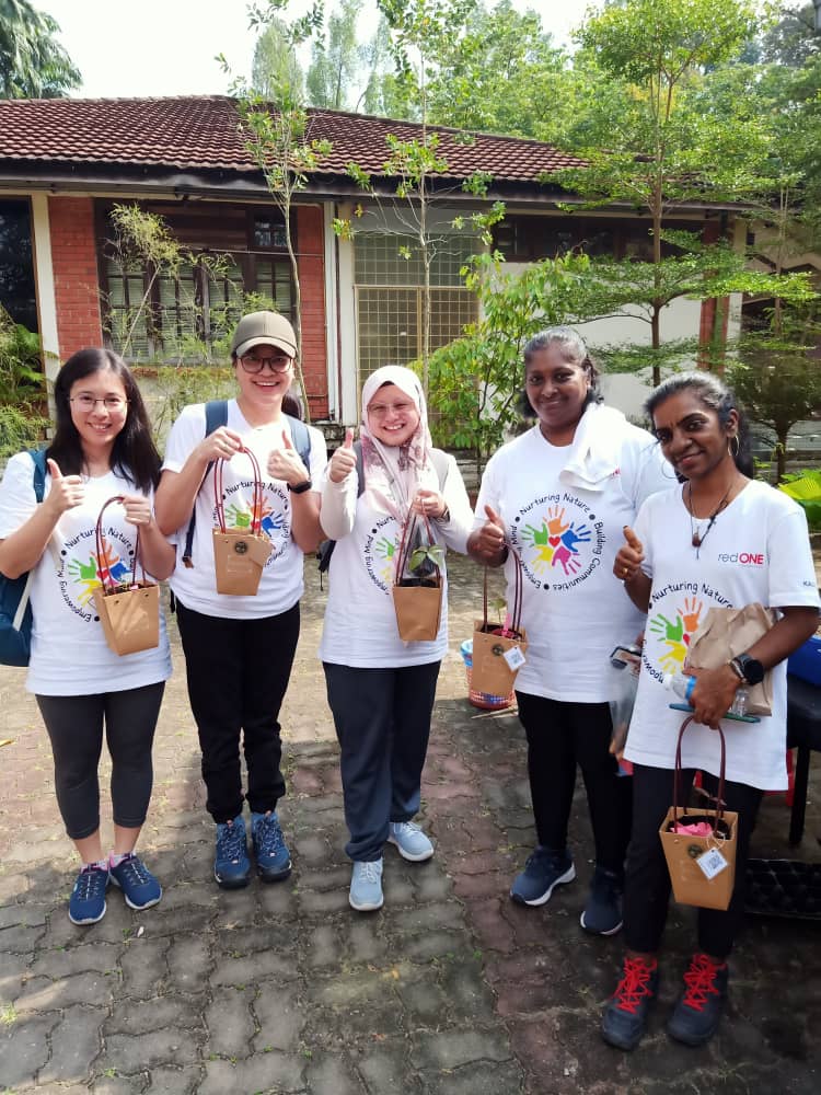FRIMKepong's tweet photo. 47 staf &amp; ahli keluarga @redONEMobileMY sertai aktiviti CSR ‘Eco-roots Initiative’ di @FRIMKepong pd 27 Julai 

mereka semaikan anak pokok (#potting) utk hasilkan bahan tanaman berkualiti bagi aktiviti penanaman pokok masa depan

#CSR_FRIM https://t.co/SKQCkwG9Py