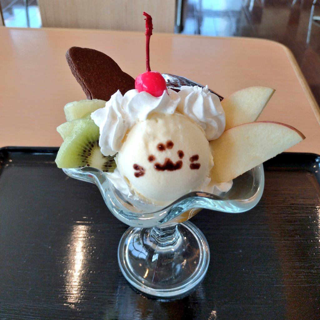 あざらしパフェ〜🍨🦭水族館でアザラシモチーフのメニューがあると