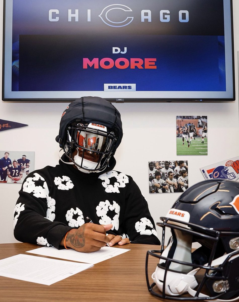 SixPointSports's tweet photo. The two best signing pictures ever https://t.co/zbTjCyLrYv