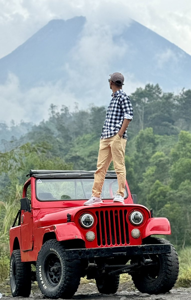theoctober19th's tweet photo. The magical moments in the vicinity of Mount Merapi, the most active volcano 🌋 in Indonesia 🇮🇩 

#merapi #volcano #4wd #jeep #jogjakarta #indonesia https://t.co/WdCMBZcF9d