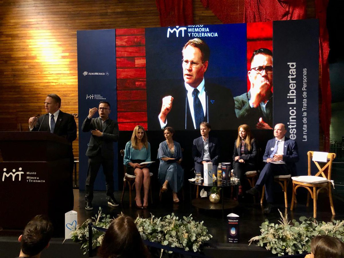 Esta exhibición:
-Muestra la ruta de la #TrataDePersonas.
-Cuenta con testimonios reales de sobrevivientes.
-Forma parte de la campaña #CorazónAzul💙.
-Es la primera de su tipo en México🇲🇽.
<a href="/Aeromexico/">Aeroméxico</a> <a href="/MuseoMyT/">Museo Memoria y Tolerancia</a> #INLMexico <a href="/StateINL/">US Dept of State INL</a> <a href="/USEmbassyMEX/">Embajada de EE.UU. en México</a>