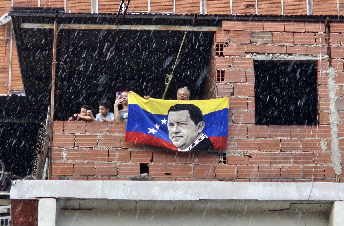 Para el Yankee:

Chavez present in #Caracas 🇻🇪