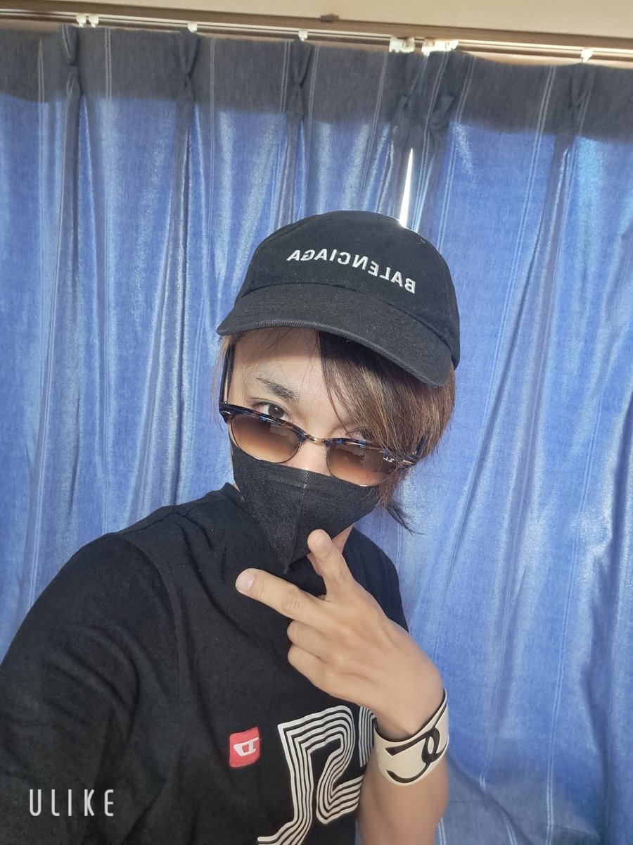 w4qZZld5wOuisU1's tweet photo. さて❗買い出しに行ってこようかね😆😆😆

そしてあちぃ～笑っ

皆さんも体調管理気をつけてね🎵
あっ❗新しいサングラスどうかな？良い感じではないですか？笑っ

怪しく見えないですか？笑っ https://t.co/uwxqnvQ1eg