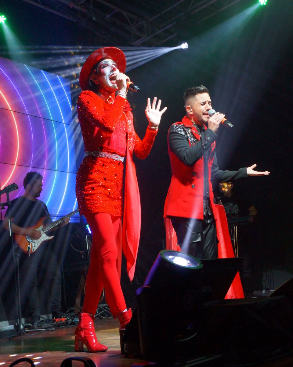 Gracias por haber estado conmigo en este día tan especial.
Aquí algunas fotitos de mi concierto "DÉCADAS"

Los amo <a href="/JoaquinBondoni/">Joaquin Bondoni</a> <a href="/SoyPaperCut/">Ynimoderrimo …</a> 

#concierto #cantante #joaquinbondoni #papercut #show #papelito