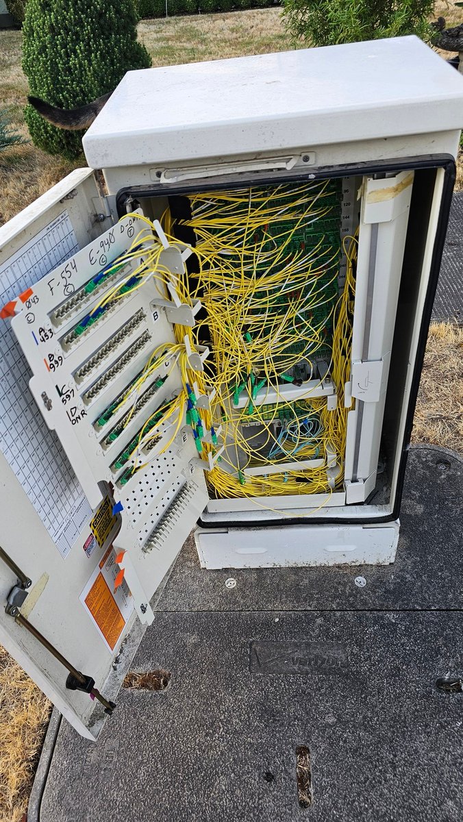 K9Otis's tweet photo. @ZiplyFiber is this your box in Cornelius, OR? DM me for address, I don't want to post it public. https://t.co/3h4c0mZM08