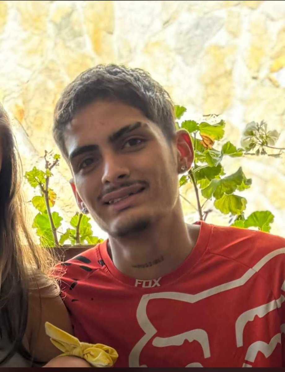 CarolainC's tweet image. URGENTE 🚨 Miller Chávez está desaparecido. Familiares presumen que lo detuvo la GNB en la redoma de San Antonio de los Altos la noche de este #30jul

Cualquier información responda este post