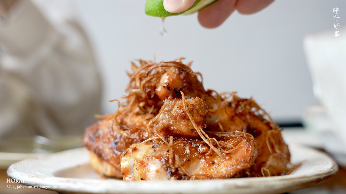 2017년부터 써온 제 사랑 맛집 앱 뽈레의 지원으로 서촌 1위 호라파에 다녀왔습니다! 숯불과 향신료를 잘 살린 이국적인 요리들이 입맛 제대로 살려주더라고요. 제 최애는 야들쫜득꼬들 후무양🐷 돌아오자마자 다음 파티원 짜게 될 만큼 만족스러웠다는 영상후기 들고왔슴다📸
youtu.be/YLdsv_8hjkM