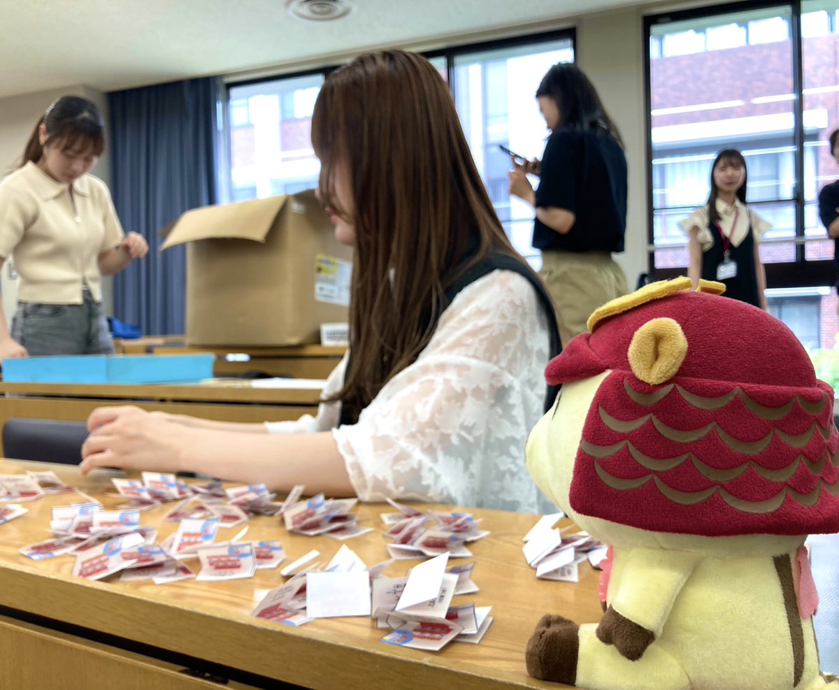konandaigaku's tweet photo. \OCプレゼント企画に参加しよう🎁/
オープンキャンパスに関する記事をリポストすると、当日素敵なプレゼントが当たるガチャを回せるよ♪
学生のみんなと準備して待ってるから、ぜひ参加してね～！！
申込・詳細はこちら→https://t.co/jMEPK19Uxx
#甲南大学オープンキャンパス  #リポストしてね https://t.co/zFfbbZ709g