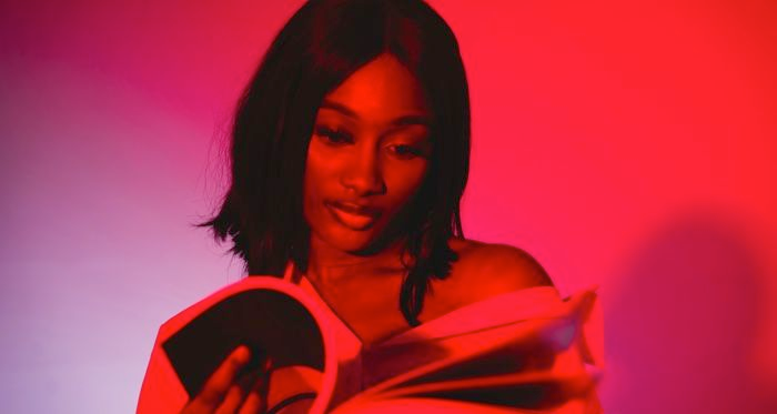 tenni5pr0's tweet image. Meet Leah Rachel von Essen: Editor by day, book reviewer by night. Passionate about diverse literature, chronic illness, and magical realism. Follow her journey at @reading_while!  #BookLover #LitCommunity worldnewsera.com/lifestyle/book…