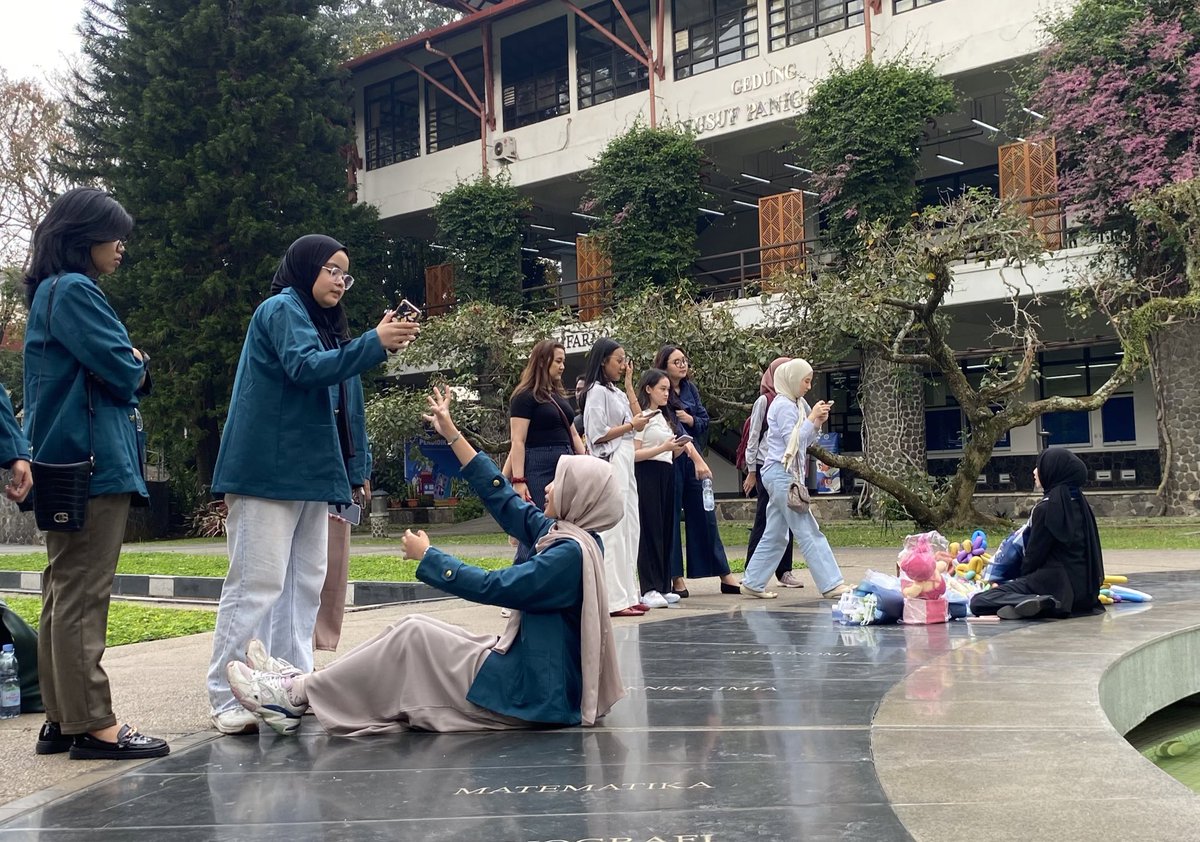 fazzledazzle_'s tweet image. 2 fase kehidupan