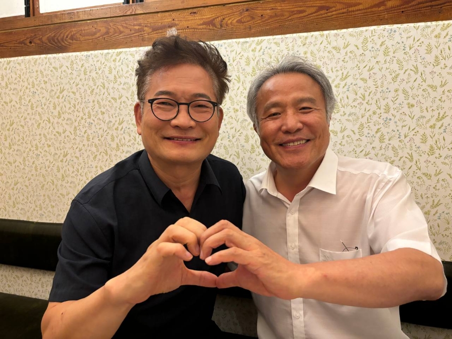 밥퍼나눔으로 유명한 최일도 목사님을 만나 저녁을 함께했습니다. 윤석열 정권하 서울시청과 동대문구청으로부터 도움은커녕 탄압을 받고 있다고 하셨습니다. 최근 다리에 암이 걸려 수술 후 치료 중이신 목사님을 위로했습니다. 배고픈 사람이 없는 세상을 위해 봉사하시는 목사님을 응원합니다.