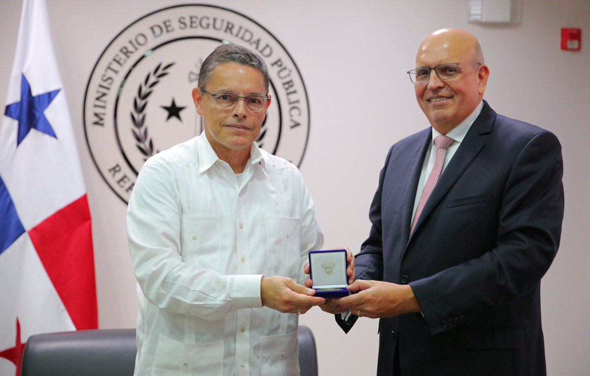 frankabregom's tweet photo. Gracias al embajador de Perú Don Mario López Chavarría y a los agregados militares por visitarme la tarde de hoy, sin duda alguna se fortalece nuestra relación histórica entre uniformados y amigos de combate desde tiempos del libertador. 🇵🇦🇵🇪 https://t.co/C6wQ3V3bzS