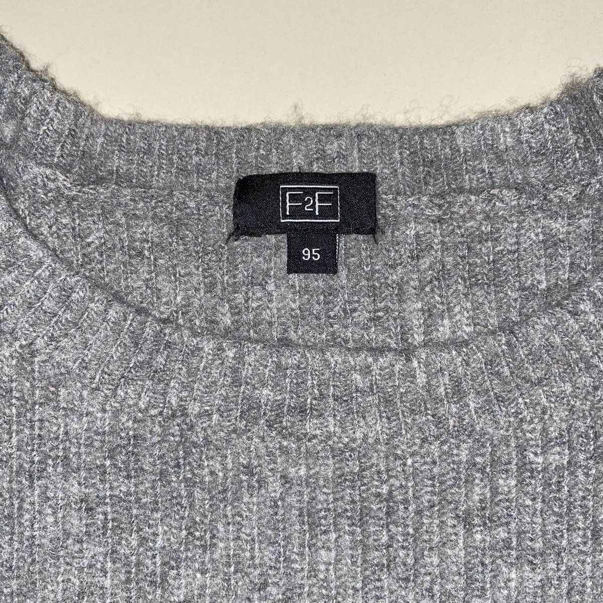 nsyslvp's tweet image. WTS
📍Free COD area Ngaliyan &amp;amp; Tembalang
💰 50k
Sweater F2F abu abu
LD : 102cm (masi bisa melar)
P : 60cm
P lengan : 58cm

#preloved #prelovedsemarang #prelovedsweater #prelovedsweatersemarang