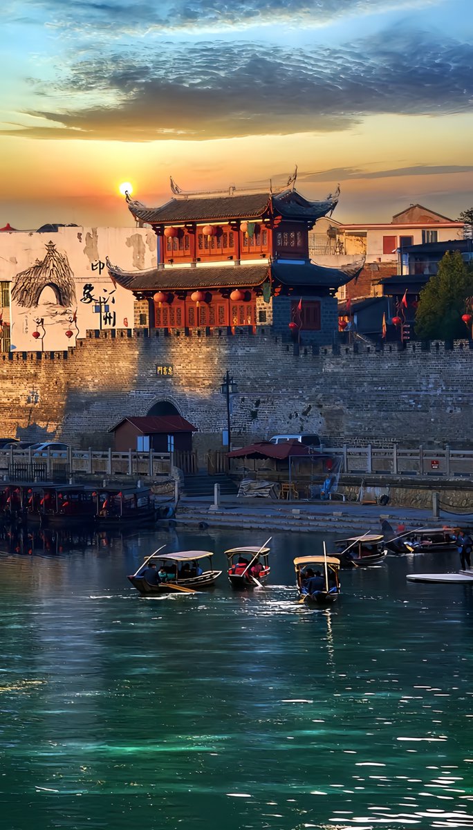 MingyanZhao68's tweet photo. 总要去趟福建汀州古城吧，它有着“中国最美丽的山城”之称，古城之韵，诗意风华，离不开延续干年的人间烟火气，还被誉为八闽客家首府，不仅是连接闽粤赣三省的古道枢纽，还被称为福建的“西大门”。 https://t.co/3UCBp4DzoH