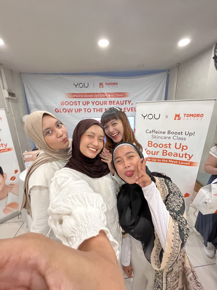 Pawpuu's tweet photo. YOU X TOMORO 

✨ BOST UP YOUR BEAUTY ✨
Work shop dari you kemarin seru banget !! 
Nambah insight tentang step by step skincare an yang bener, dan cara hapus makeup yg sesuai biar kotoran di wajah ke angkat semua.

Selama ini kalo bersihin muka asal aja 🤣 eh ada teknik nya 🫵🏼✨ https://t.co/ZyujJhfRi5