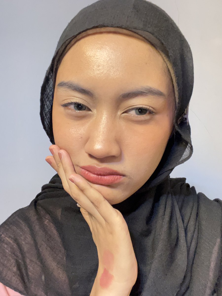 Pawpuu's tweet photo. NEMUIN SOFTLENS YANG GAK BIKIN IRITASI 🫵🏼💗💗

Kalian tau softlens brand excoticon ? Ihh aku baru tau dan gak expect kalo nyaman bangett 🤩💗🥺 aku kira warna ini ga cocok di mata aku, ternyata bagus baget jadi vibe yalali yalali wkwkkw padahal mah kopsekop muka aku ☺️ https://t.co/9ZDMvzmxGl