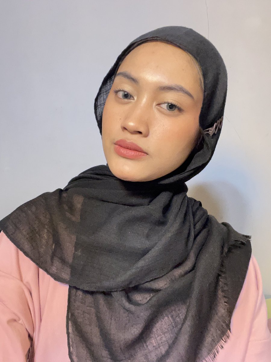 Pawpuu's tweet photo. NEMUIN SOFTLENS YANG GAK BIKIN IRITASI 🫵🏼💗💗

Kalian tau softlens brand excoticon ? Ihh aku baru tau dan gak expect kalo nyaman bangett 🤩💗🥺 aku kira warna ini ga cocok di mata aku, ternyata bagus baget jadi vibe yalali yalali wkwkkw padahal mah kopsekop muka aku ☺️ https://t.co/9ZDMvzmxGl