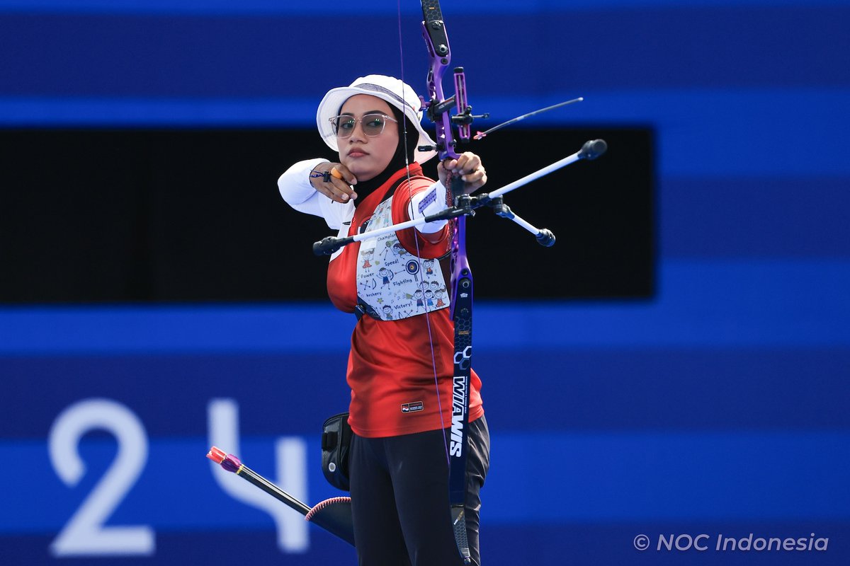 Situasinya begitu menegangkan.

Hingga akhir set ketiga, Diananda Choirunisa masih tertinggal 2-4 dari Catalina Gnoriega🇺🇸. Tetapi Nisa mampu keluar dari lubang jarum untuk merebut set keempat dan menyamakan kedudukan 4-4. Pada set kelima, kedudukan masih imbang 5-5.

Pertarungan