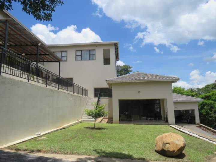 OasisRealty_zw's tweet photo. Luxurious 5-bed home in Glenlorne for US$800,000.

Modern elegance on 1 Acre with 5 bedrooms, office, gym, and more. Contact Lloyd: +263 784 457 255 for details. 🌿🏠 https://t.co/g8zsYJyvjL