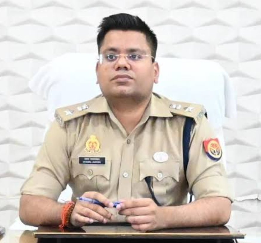 #फतेहपुर- IPS धवल जयसवाल 2016 बैच के  #SP कुशीनगर को फतेहपुर का नया #पुलिस_अधीक्षक बनाया गया है। <a href="/Uppolice/">UP POLICE</a> <a href="/fatehpurpolice/">FATEHPUR POLICE</a>