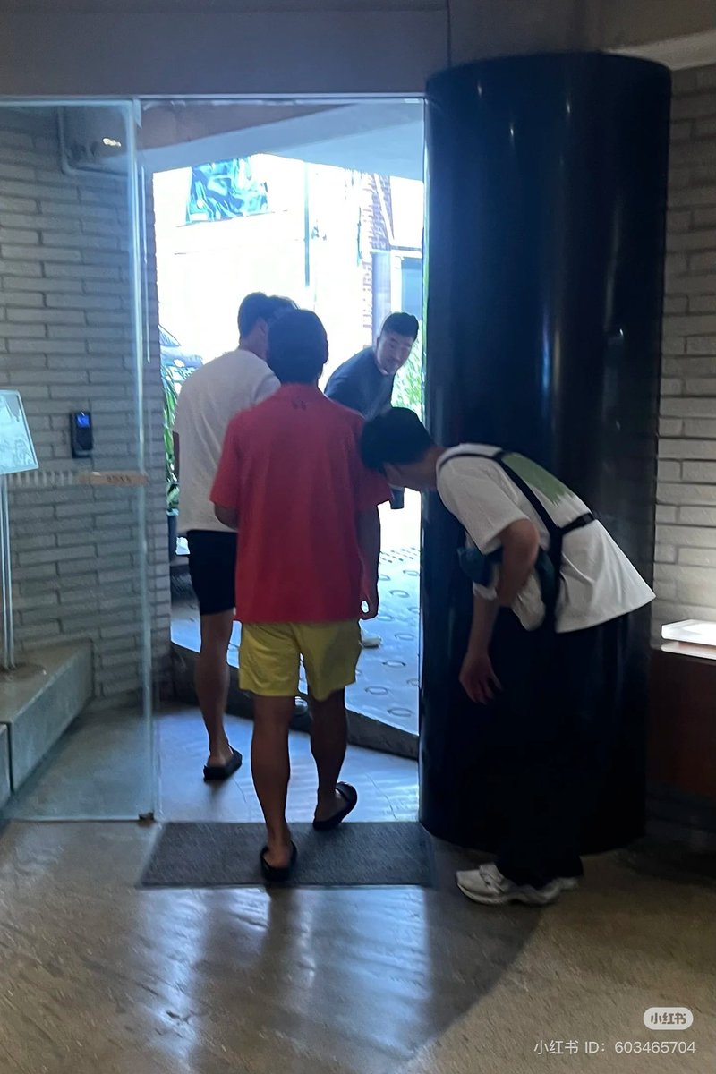 ginbella_'s tweet photo. Someone saw Hyun Bin at a hair salon yesterday. He went with his manager.
#hyunbin

Cre: win生这厢有礼了 https://t.co/tQrtus2q9b